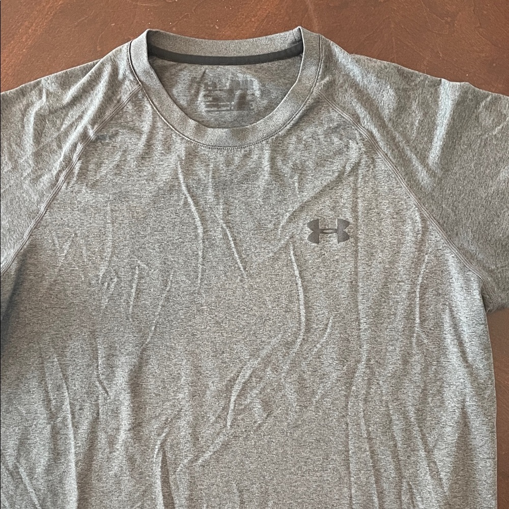 Under Armour s/s t-shirt. No tags -nice fabric. See measurements for sizing. GUC